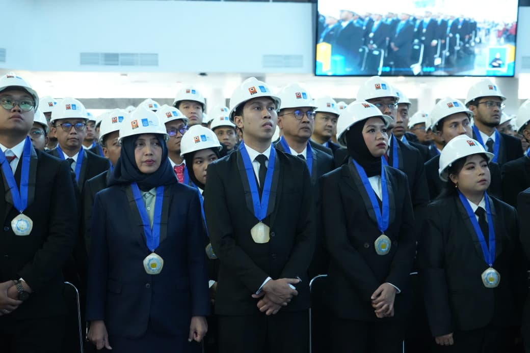 Para insinyur baru saat mengikuti Pelantikan Profesi Insinyur ITS di Grha Sepuluh Nopember ITS