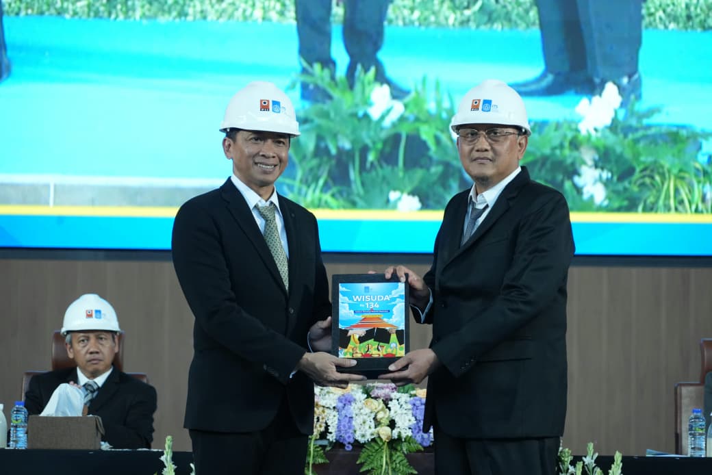 Penyerahan insinyur baru ITS secara simbolis oleh Rektor ITS Prof Dr (HC) Ir Bambang Pramujati ST MScEng PhD (kiri) kepada Ketua PII Kota Surabaya Prof Ir M Sigit Darmawan MEngSc PhD usai pelantikan