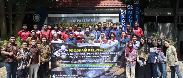 Foto-bersama-peserta-guru-dan-dosen-teknik-perkapalan-ITS