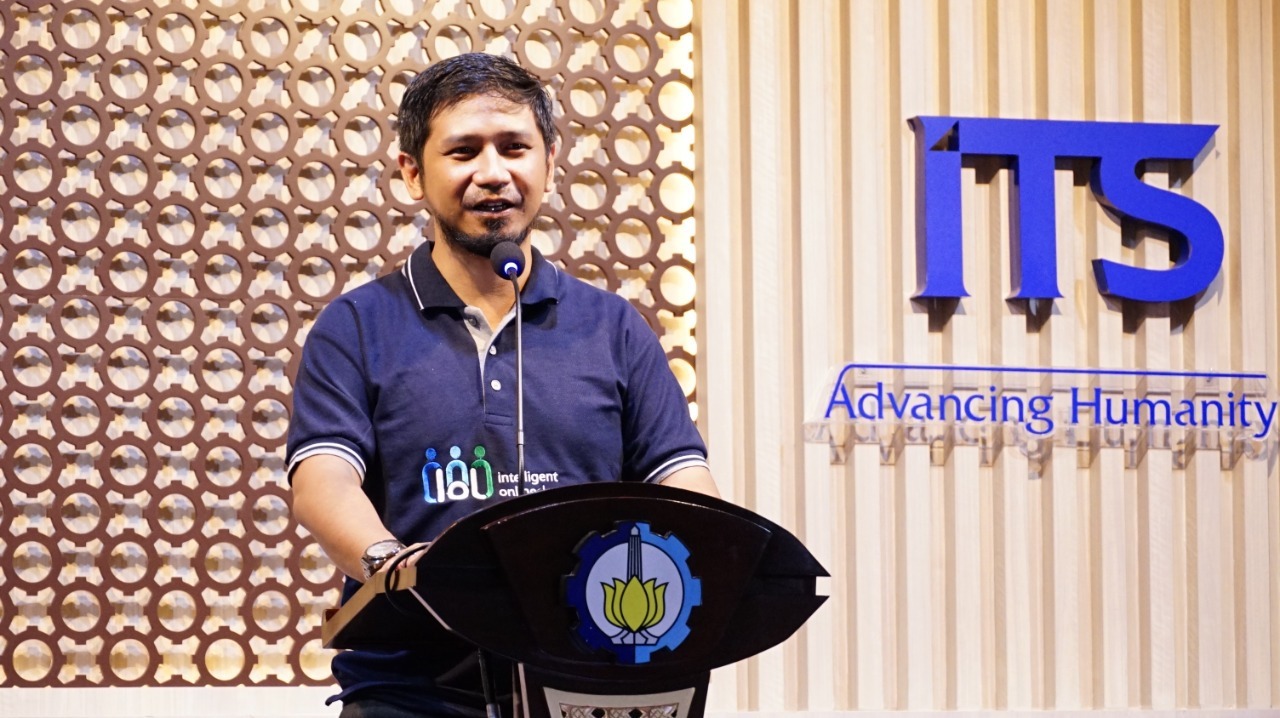 Direktur Riset dan Pengabdian kepada Masyarakat (DRPM) ITS Fadlilatul Taufany ST PhD memberikan apresiasi atas capaian para profesor ITS yang masuk daftar World's Top 2% Scientist 2026