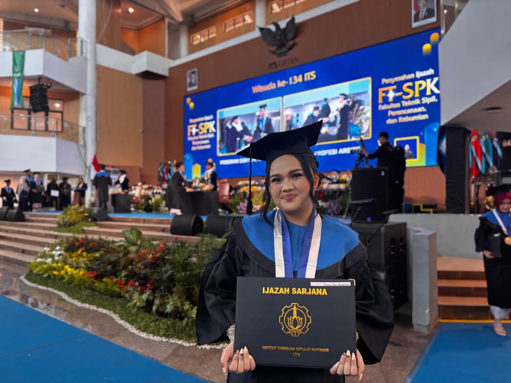 Hasna Nur Shadrian berhasil lulus dari Departemen Teknik Lingkungan ITS di usia 19 tahun 7 bulan dan dinobatkan sebagai wisudawan termuda pada Wisuda ke-134 ITS