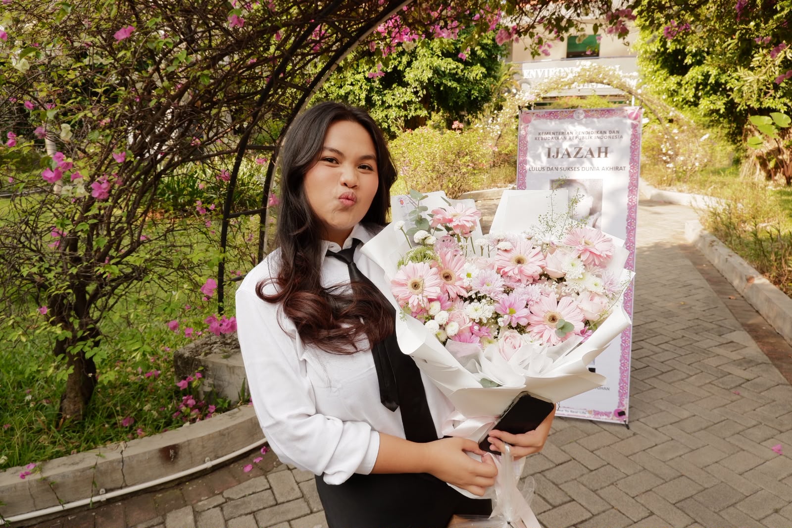 Hasna Nur Shadrina saat usai lulus sidang Tugas Akhir di Departemen Teknik Lingkungan ITS