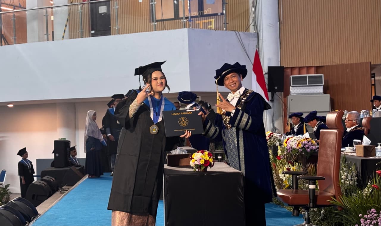 Rektor ITS Prof Dr (HC) Ir Bambang Pramujati ST MScEng PhD (kanan) saat serahkan ijazah kepada wisudawan termuda Hasna Nur Shadrina pada gelaran Wisuda ke-134 ITS