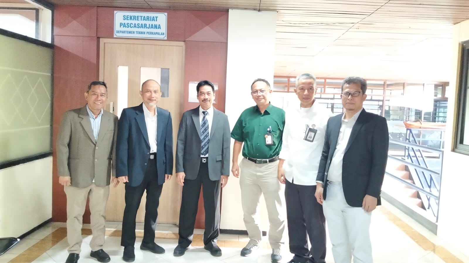 Abdul Ghofur (tiga dari kiri) usai menyelesaikan sidang promosi doktor di FTK ITS