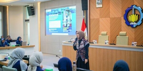 Presentation of material by Rizqiani Putri