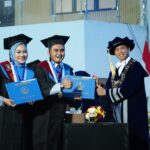 Romantis! Pasutri Sukses Wisuda Doktor Bersama di ITS