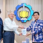 ITS Terima Hibah Buku 100 Profil Alumni Kebanggaan Almamater