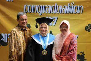 Senyum Bahagia Walikota Surabaya di Wisuda ke 117 ITS, Terima Kasih Departemen Sistem Informasi