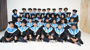 Lulusan Mahasiswa Harus Unik : WISUDA 119