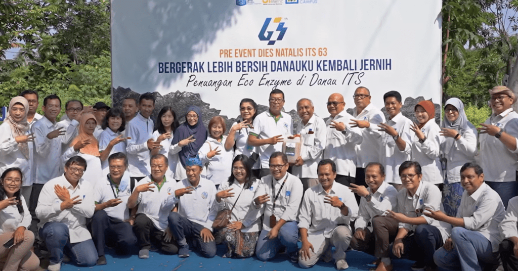 IEE #63: Penuangan Eco Enzym ke Danau ITS
