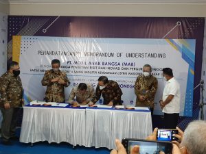 Penandatanganan MoU antara PT Mobil Anak Bangsa dan ITS, disaksikan Menteri Riset dan Teknologi
