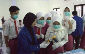 Tim Abmas ITS Bekali Siswa SMA dengan Pelatihan Biodiesel Jelantah