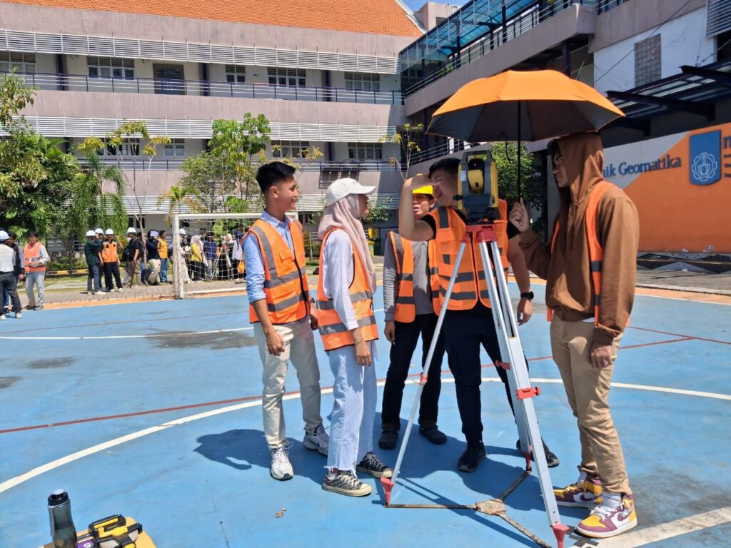 Mahasiswa Geomatika Tingkatkan Skill Survei di Praktikum Lapangan