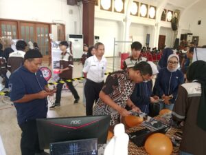 Mengunjungi berbagai stand