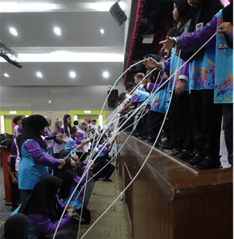 Peserta mengikuti simulasi interaktif sebagai bagian dari pembelajaran energi berbasis STEM pada STREAMWAVES Olympiad 2026. DSC08997