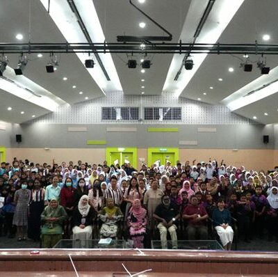 Foto bersama peserta, fasilitator, dan panitia STREAMWAVES Olympiad 2026 di Universiti Teknologi PETRONAS (UTP), Malaysia. UKM00253
