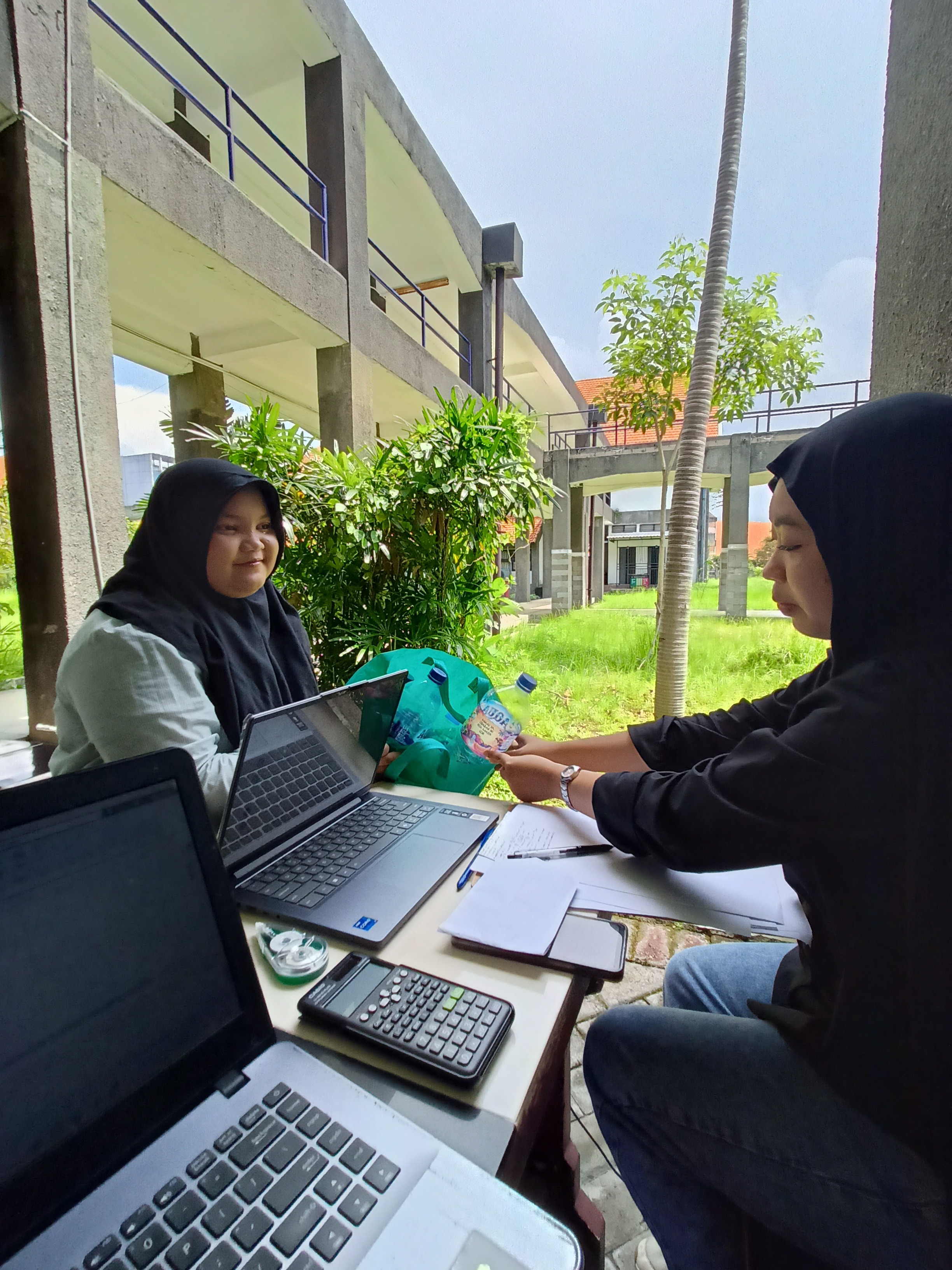 Dokumentasi pengumpulan dan pendataan penyetoran sampah anorganik oleh mahasiswa