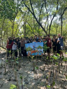 AIChE ITS SC Gandeng Climate Rangers Surabaya dalam Aksi Tanam Mangrove: Socio-Community Collab 2025