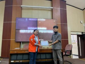 Certificate handover to Dr. Wahyu Meka, S.T., M.Sc., Ph.D., as the speaker of Software Course MATLAB 2026.