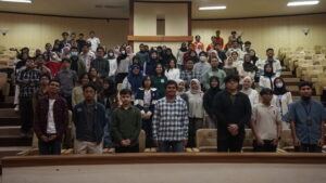 Foto bersama peserta, panitia, dan pemateri Software Course MATLAB 2026 di Teater A ITS.
