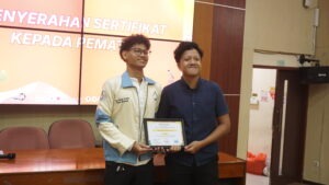 Penyerahan Sertifikat kepada pemateri Nalendra Ravi Kumara, S.T.