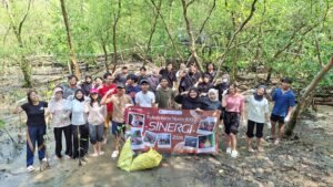 Aksi Nyata Mahasiswa Teknik Kimia ITS Tingkatkan Kepedulian Lingkungan Melalui Penanaman Mangrove dan Aksi Bersih Sampah