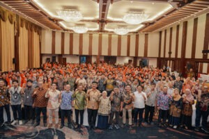 Foto Bersama Alumni dan Mahasiswa Saat Temu Alumni Teknik Kimia ITS di Patra Office Tower, Jakarta