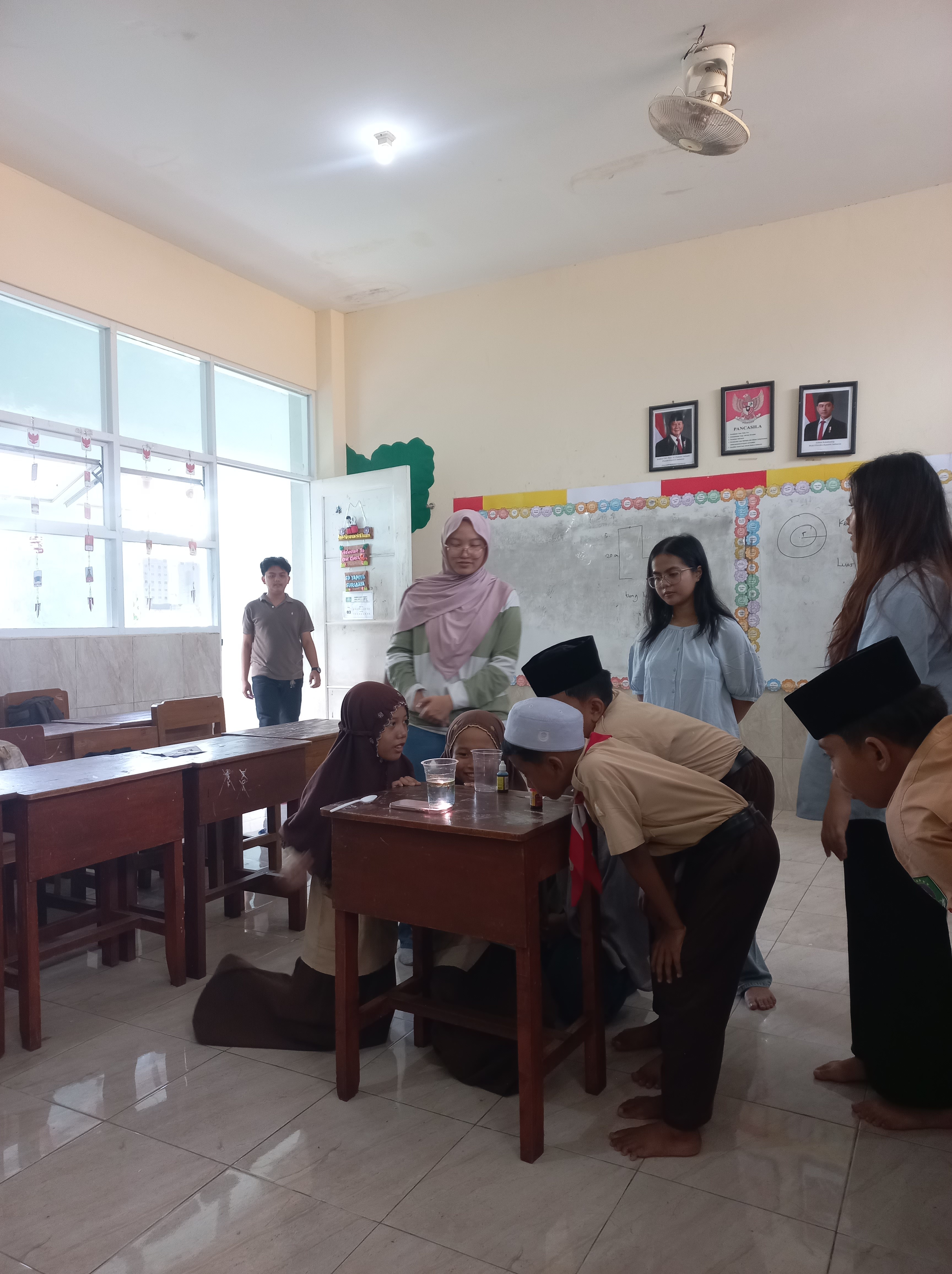 Momen interaksi educators bersama anak-anak saat melakukan eksperimen sederhana dalam kegiatan Orange Education 2026