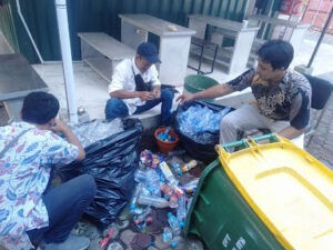 pemilahan botol plastik