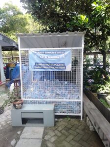 tempat pengumpulan botol plastik