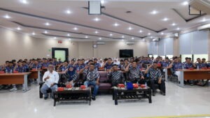 foto Bersama dengan Kepala Departemen Teknik Sipil dengan Guru dan Murid SMA Negeri 2 Tuban