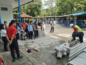 Mahasiswa Teknik Sipil ITS mengikuti sesi bersama HILTI
