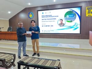 Penyerahan secara simbolik Oleh Kepala Departemen 