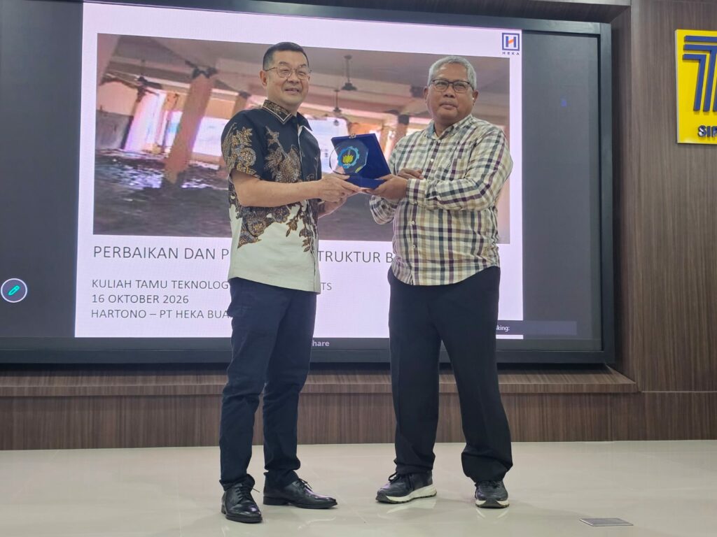 Penyerahan Souvenir oleh Dr. Ir. Mudji Irmawan, M.T.