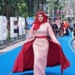 Remembering the Figure of Kartini ITS Style with a Fashion Show at the ITS Roundabout