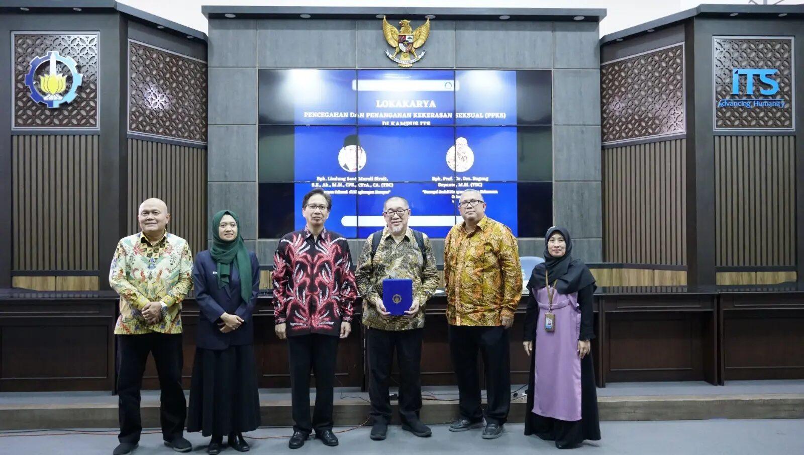 Jajaran Pimpinan ITS bersama Prof Dr Drs Bagong Suyanto MSi saat acara Lokakarya Pencegahan dan Penanganan Kekerasan Seksual di Kampus ITS di Auditorium Gedung Pascasarjana ITS 