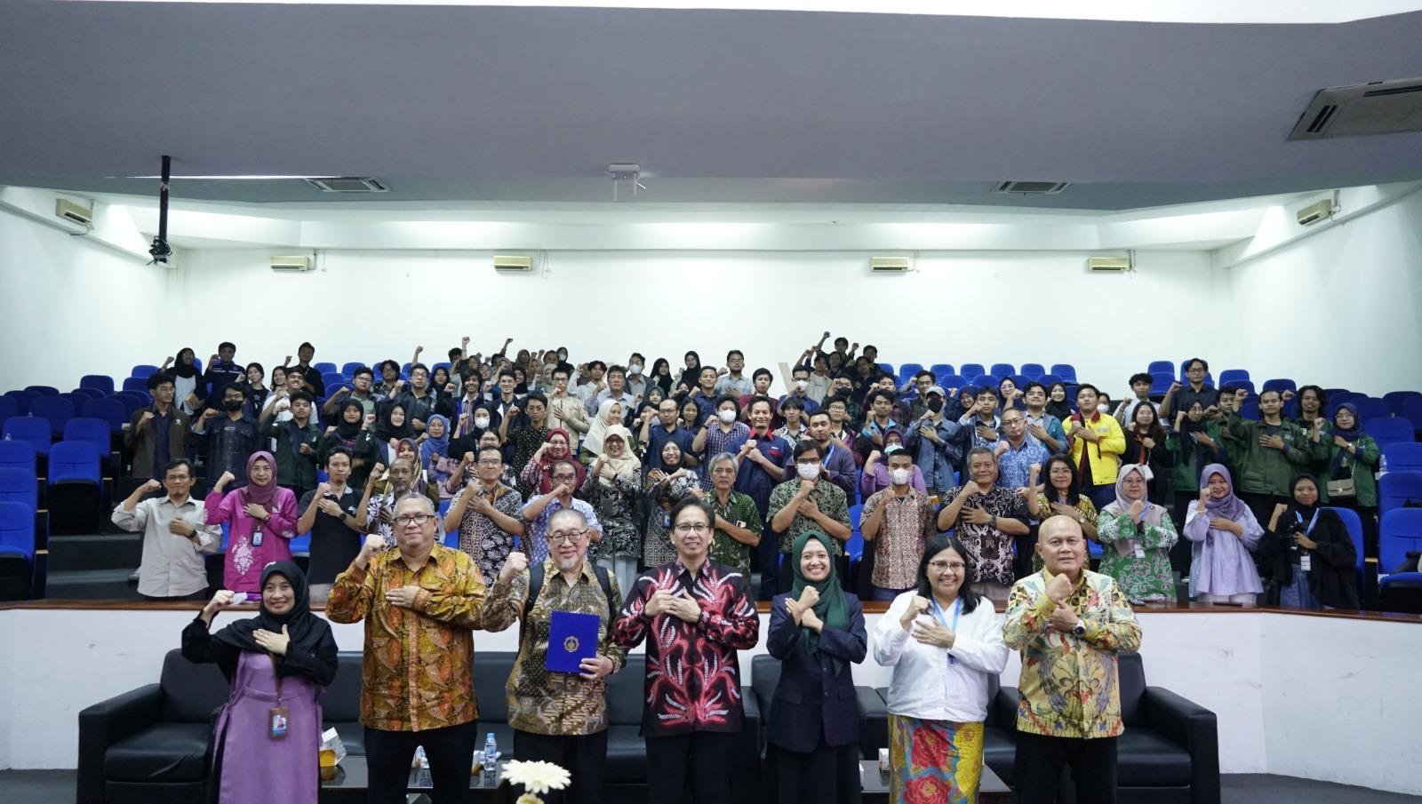 Foto bersama jajaran pimpinan ITS, Prof Dr Drs Bagong Suyanto MSi (ketiga dari kiri), bersama petinggi Ormawa Sivitas Akademika ITS 