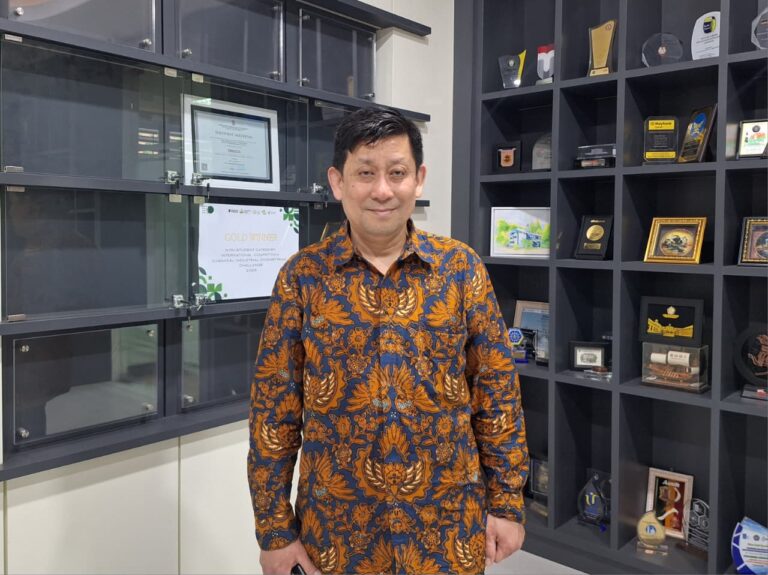 ITS alumnus, Prof. Dr. Bhakti Stephan Onggo, PhD, who is currently one of the Indonesian diaspora working at the University of Southampton, England.