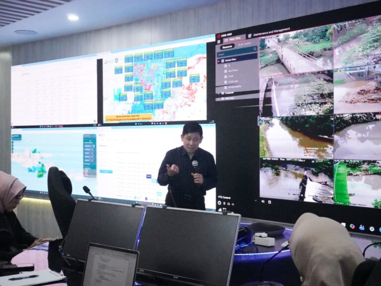 ITS alumnus, Prof. Dr. Bhakti Stephan Onggo, PhD, who is currently one of the Indonesian diaspora working at the University of Southampton, England.