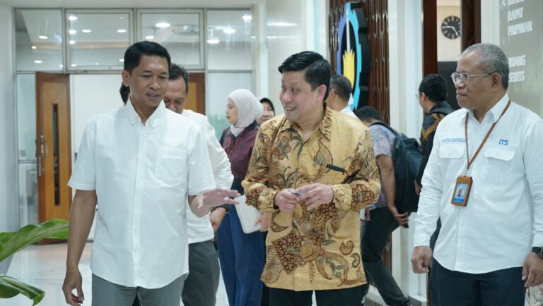 Prof. Dr. Bhakti Stephan Onggo, PhD (center) converses with ITS Rector Prof. Dr. (HC) Ir. Bambang Pramujati, ST, MScEng, PhD (left) during a visit to the ITS Rector's Office.