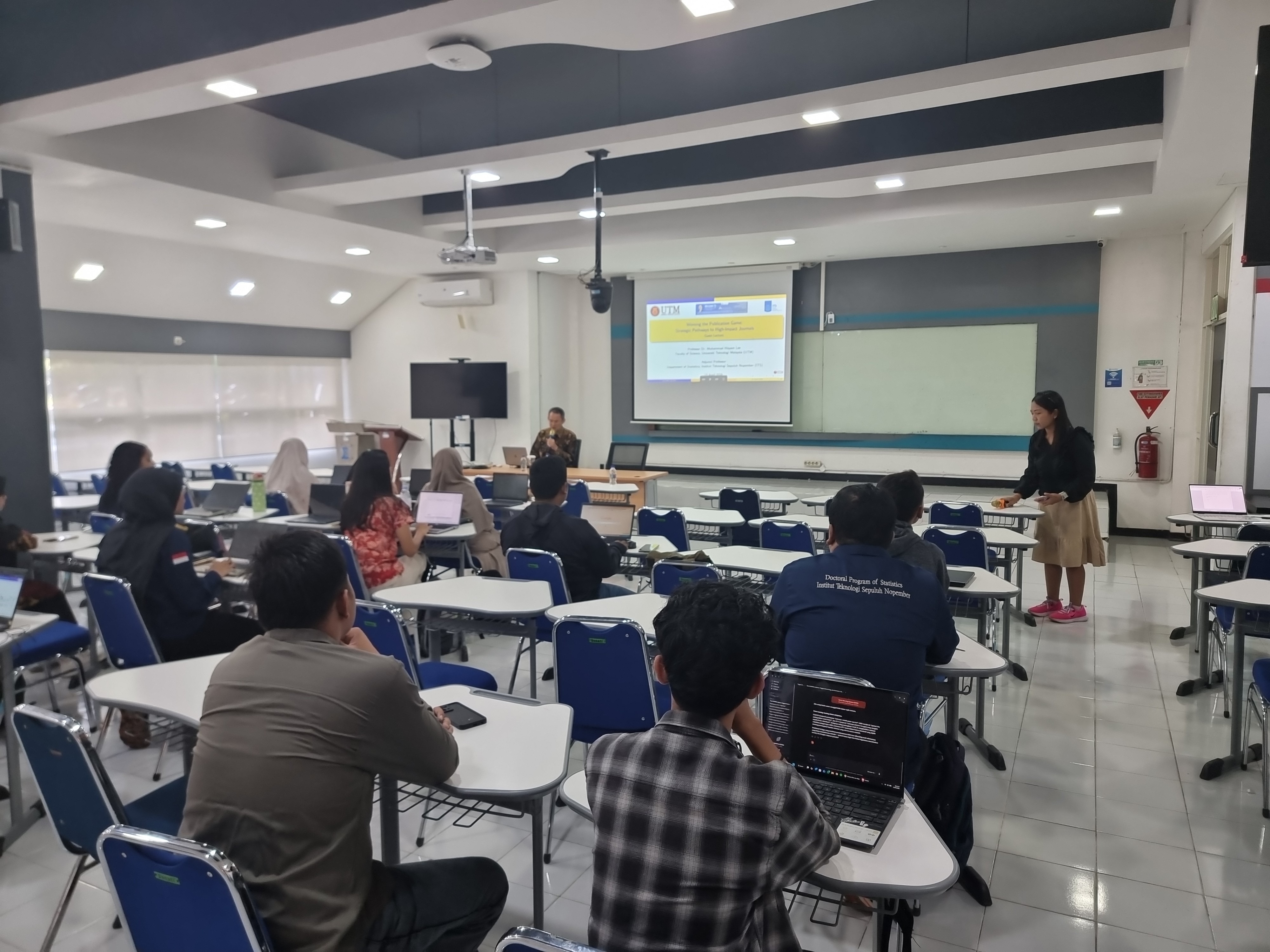 The atmosphere of the international guest lecture with Professor Dr. Muhammad Hisyam Lee, Adjunct Professor of the Department of Statistics ITS, attended by undergraduate and postgraduate students to support ITS's target of achieving the top 300 world university rankings