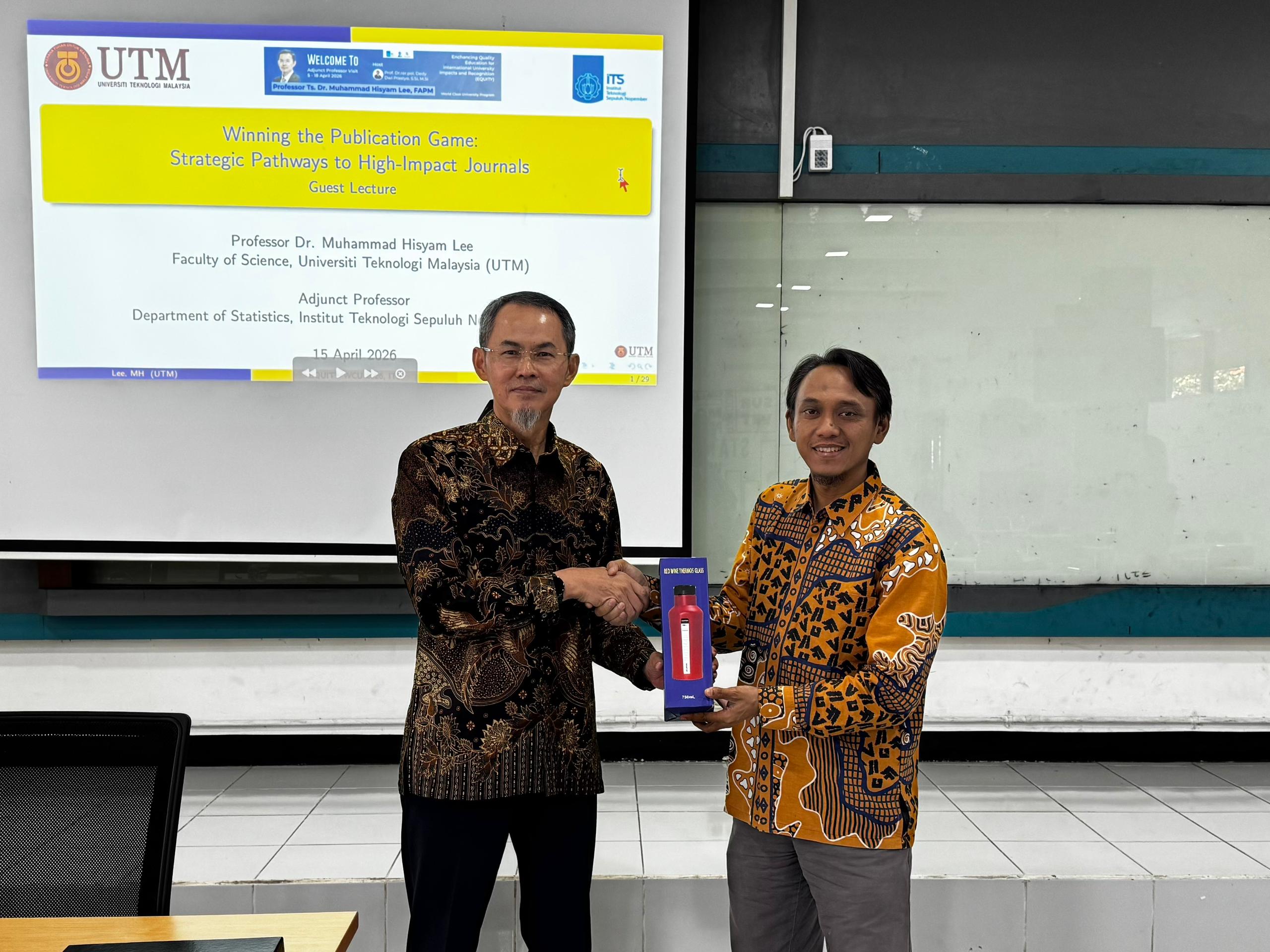 Professor Dr. Muhammad Hisyam Lee (right) from Universiti Teknologi Malaysia (UTM) poses with the Head of the Department of Statistics ITS, Prof. Dedy Dwi Prastyo, after delivering the international guest lecture