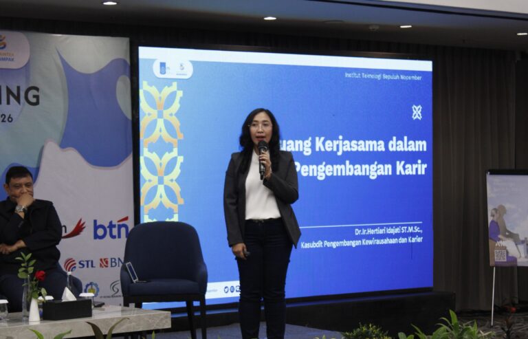 The Head of the Subdirectorate for Entrepreneurship and Career Development at ITS, Dr. Hertiari Idajati, S.T., M.Sc., while presenting material on cooperation opportunities in career development.