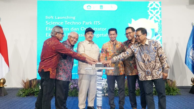 The Minister of National Development Planning (PPN)/Head of Bappenas RI, Prof. Dr. Ir. Rachmat Pambudy, M.S. (third from left), and the Rector of ITS, Prof. Dr. (HC) Ir. Bambang Pramujati, S.T., M.Sc. Eng., Ph.D. (third from right), pressing the siren button to symbolize the soft launching of the integrated STP ITS.