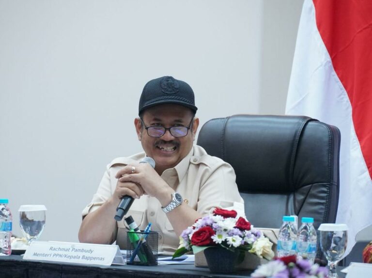 The Minister of National Development Planning (PPN)/Head of the National Development Planning Agency (Bappenas), Prof. Dr. Ir. Rachmat Pambudy, M.S., while providing direction and leading a discussion at the Soft Launching event of STP ITS.