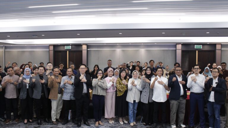 The Rector of ITS, Prof. Dr. (HC) Ir. Bambang Pramujati, S.T., M.Sc.Eng., Ph.D. (fourth from the right), together with several leaders of prominent industrial partners in Indonesia at the 46th Industrial Gathering of ITS Career Expo (BKI).