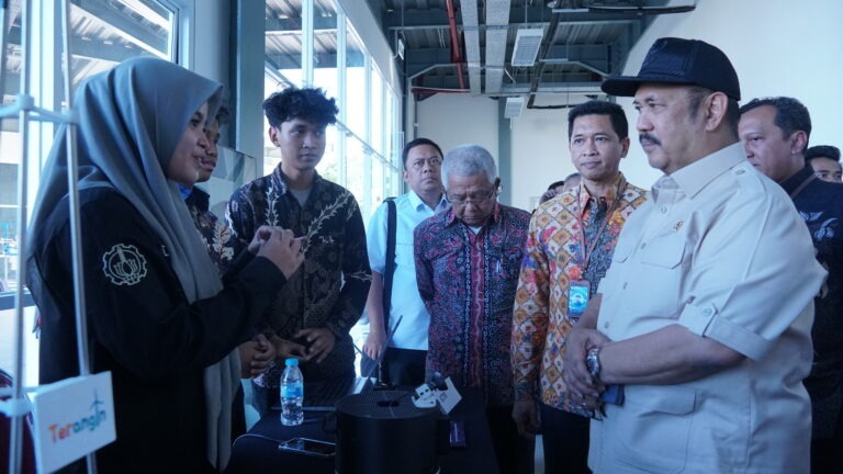 The Minister of National Development Planning of the Republic of Indonesia, Rachmat Pambudy (right), while observing the ITS student startup, Terangin.