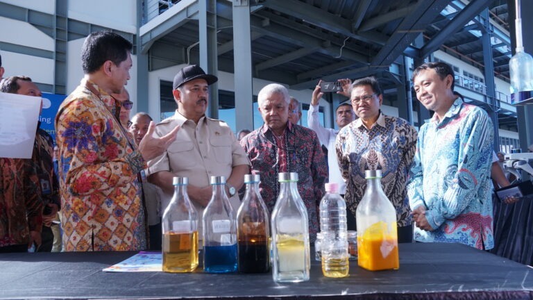 The Minister of National Development Planning of the Republic of Indonesia, Rachmat Pambudy (second from the left), together with the leadership of ITS, while examining the Benwit alternative fuel innovation developed by ITS.