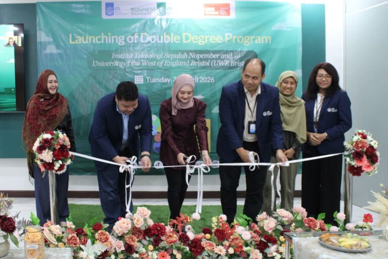 The ribbon cutting as a symbolic gesture of the launch of the Double Degree program by the representatives of Business Management ITS and the University of the West of England, Bristol.