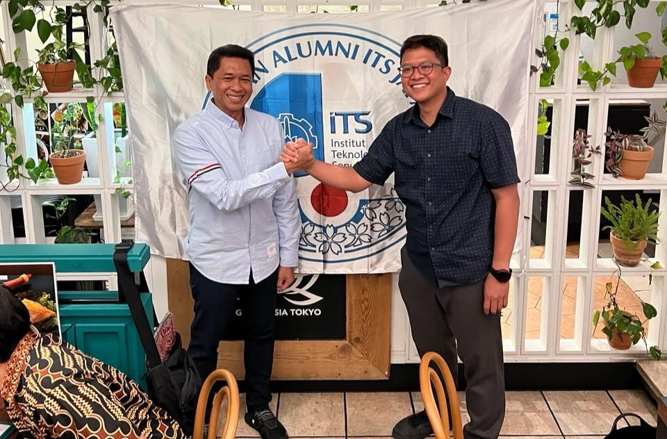 Rector of ITS, Professor Bambang Pramujati, exchanged a firm handshake with a representative of ITS alumni in Japan, symbolizing the enduring bond and mutual commitment between the university and its global alumni community in fostering sustainable collaboration.